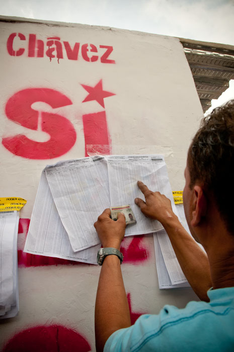 Electeurs cherchant leur nom sur les listes